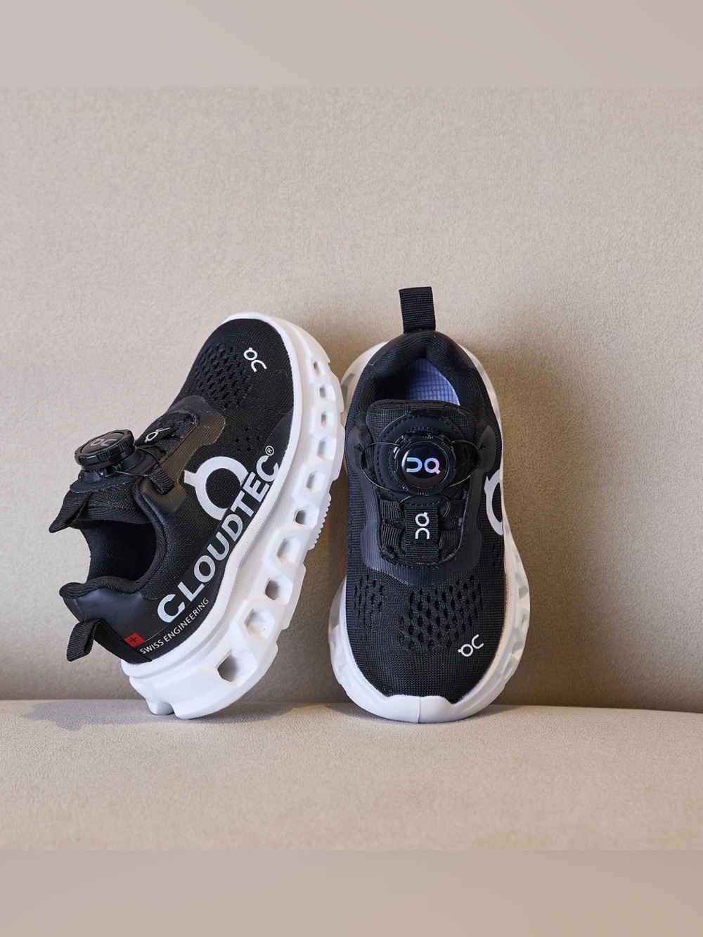 On Running Kids cloud X Black and White Cloud-inspired
Sneakers🙋🏻♀️🙋🏻(SIZE 11C) - Picture 2 of 4